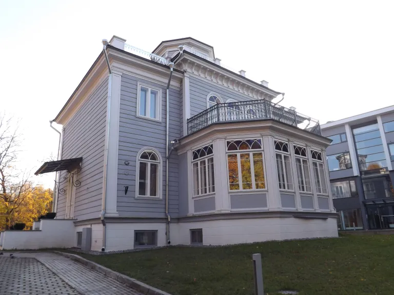 На ресторане Mon Repos еще нет вывески, но он открыт и вас там ждут.