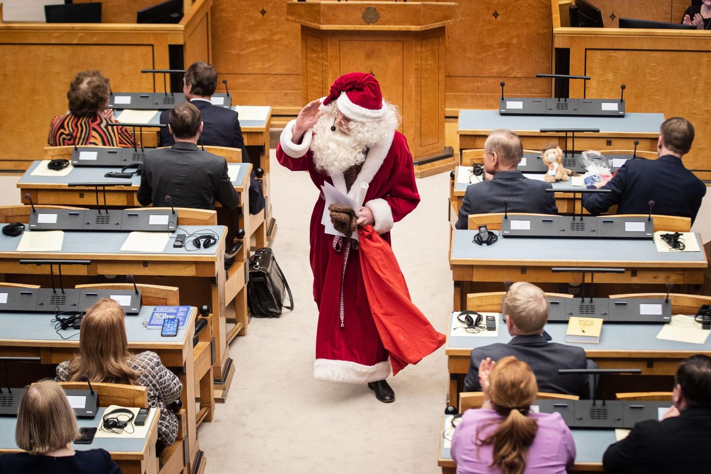 Jõuluvana külastas riigikogu ja andis fraktsioonidele üle kingitused.
