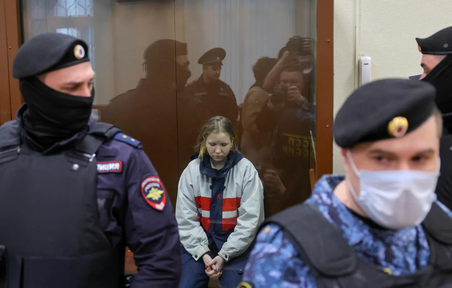 Darja Trepova eile Moskva kohtus enne istungit.