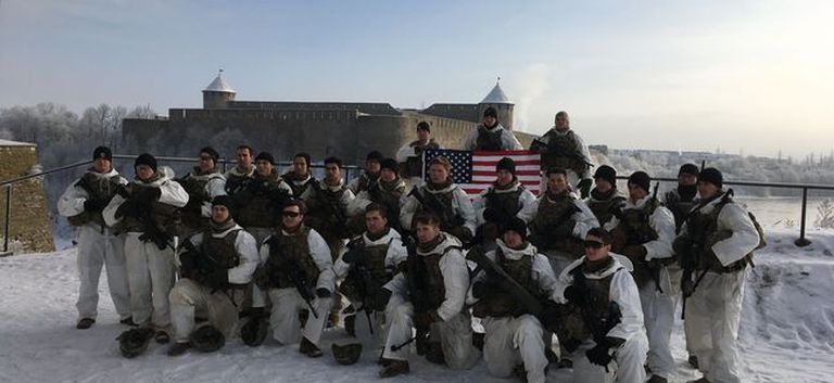USA õhudessantväelased Narvas 2017. aastal, taustal Venemaale kuuluv Ivangorodi linnus.