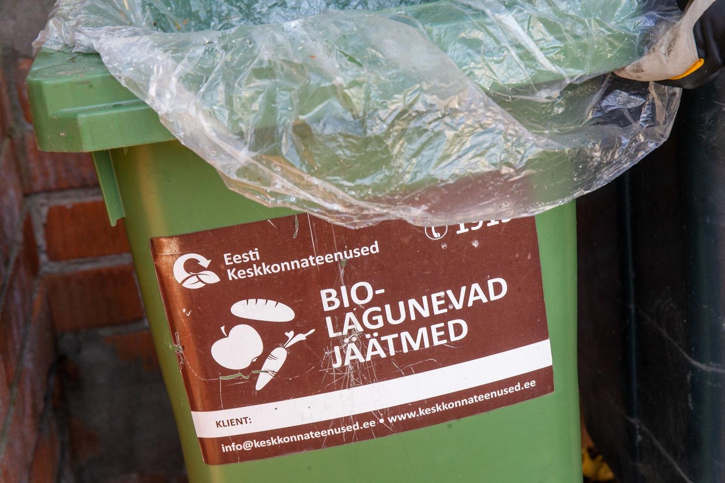 Kes hakkab biojäätmeid prügiautoga ära saatma, peab need panema eraldi prügikasti ja soovitavalt lahtisena. Kilekotis võib neid hoiustada, aga kilekott tuleb panna olmeprügi kasti, biojäätmed eraldi lahtisena biojäätmete prügikasti.
