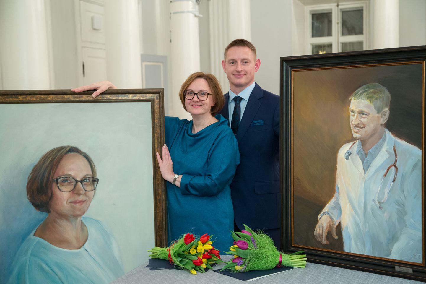 Arstid Živile Riispere ja Peeter Saadla koos neist maalitud üllatusportreedega.
