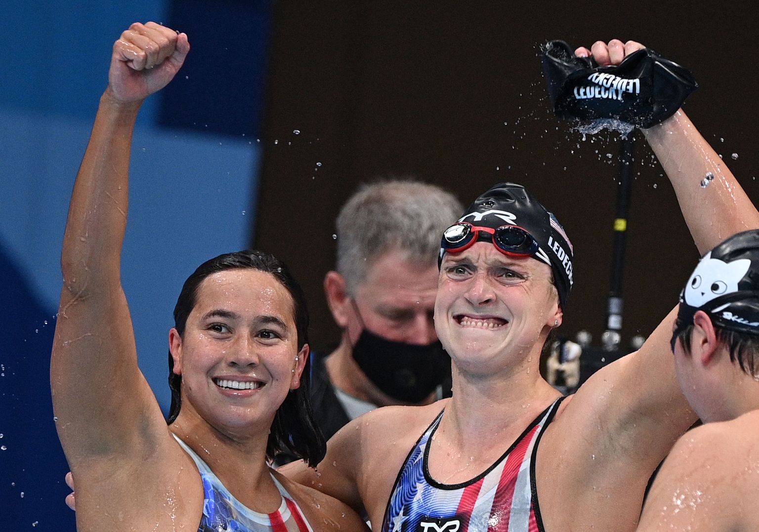 Tokyo olümpia naiste 1500 meetri ujumise kaks kiiremat: vasakul Erica Sullivan ja paremal Kathleen Ledecky