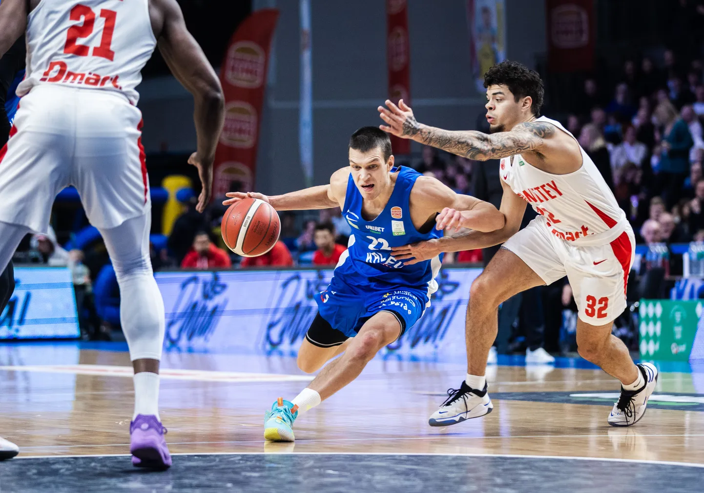 Kalev/Cramo kapten Martin Dorbek (palliga) püüab üle mängida BC Prometei tagameest Robert Gray'd.
