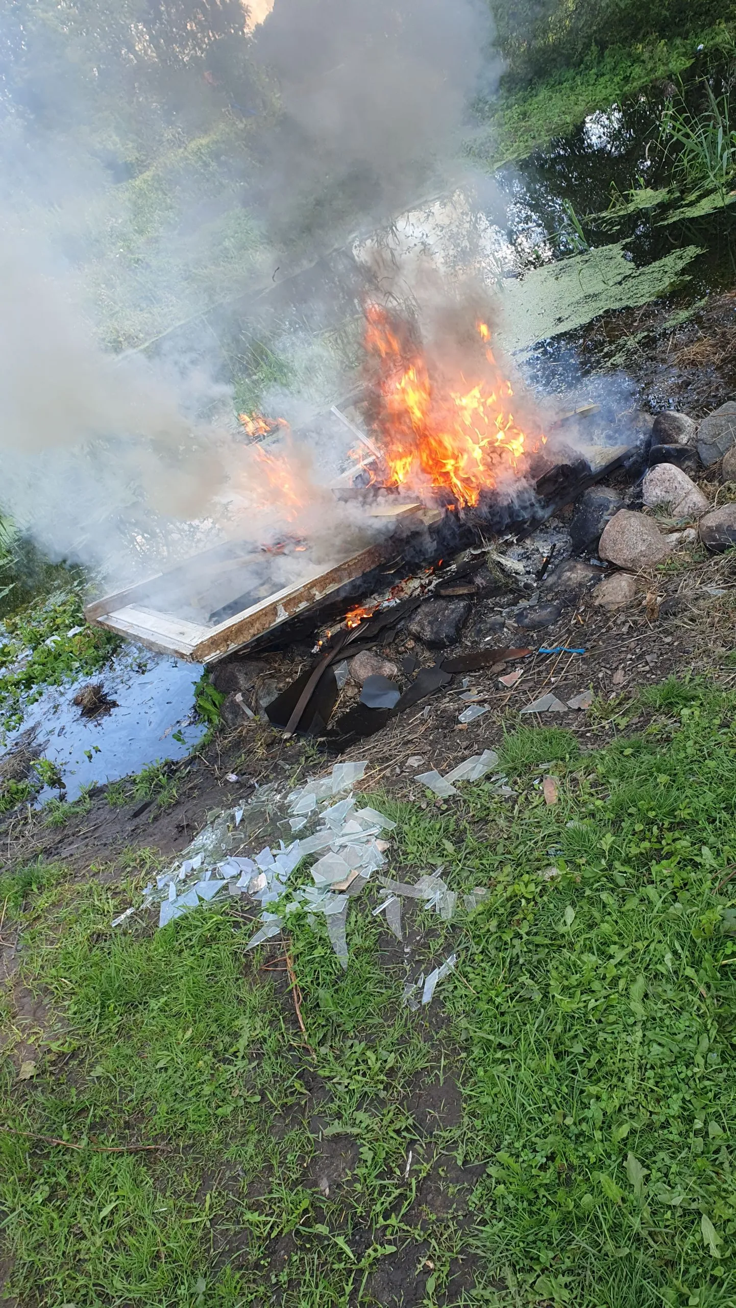 Lõkkes põletati plastikaknaid ja -uksi.