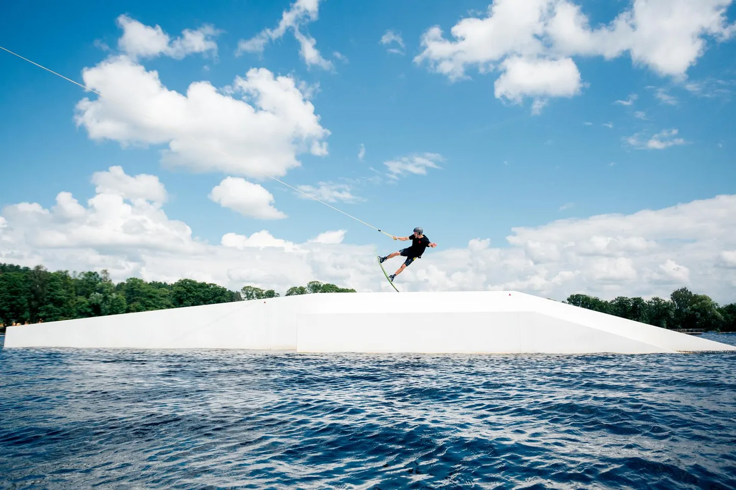 Kamari veespordipargis saab olema 643 meetri pikkune ringsüsteemiga veesuusa ja -laua kaabelpark, mida hakkab projekteerima Snow & Wakeboard Solutions. Lähimad sellised pargid asuvad Riia lähistel ja Palangas (pildil).