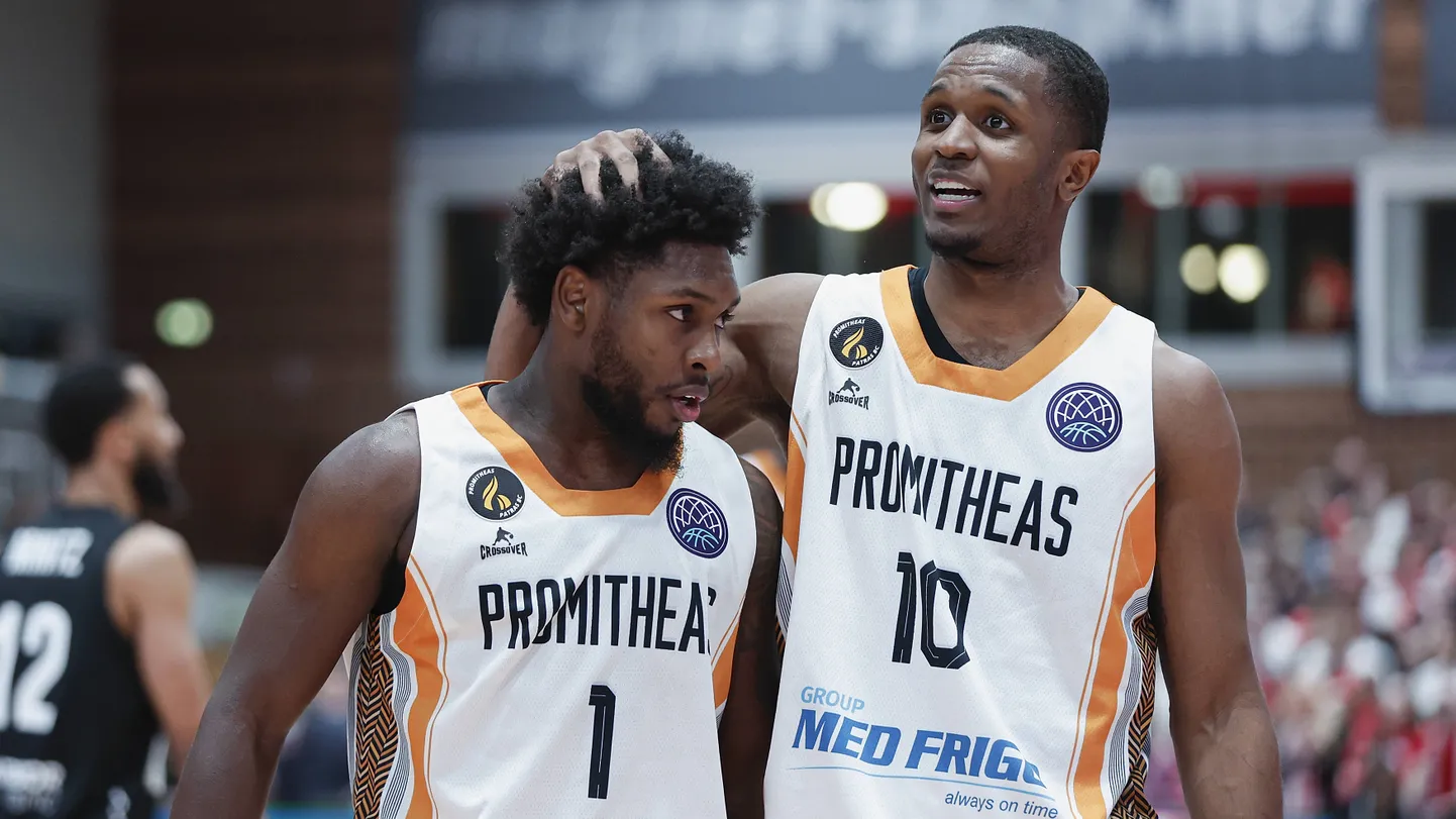 Patrase Promithease mängija Kenny Williams (paremal) õnnitleb Meistrite liiga punktirekordi visanud meeskonnakaaslast Jordan Walkerit.