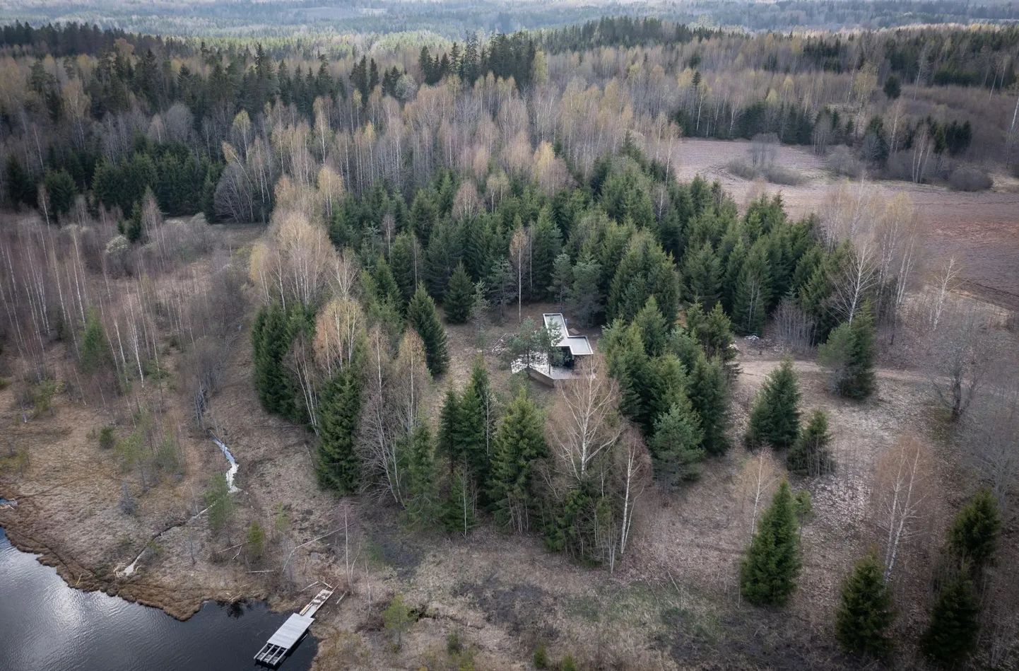 Maaliline Rõugemaa on täis metsatukkasid, järvekesi ja kahtlasi majakesi.