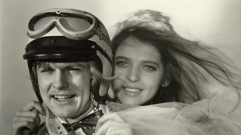 Pēteris Gaudiņš un Inese Jansone Ulda Brauna filmā "Motociklu vasara" (1975)