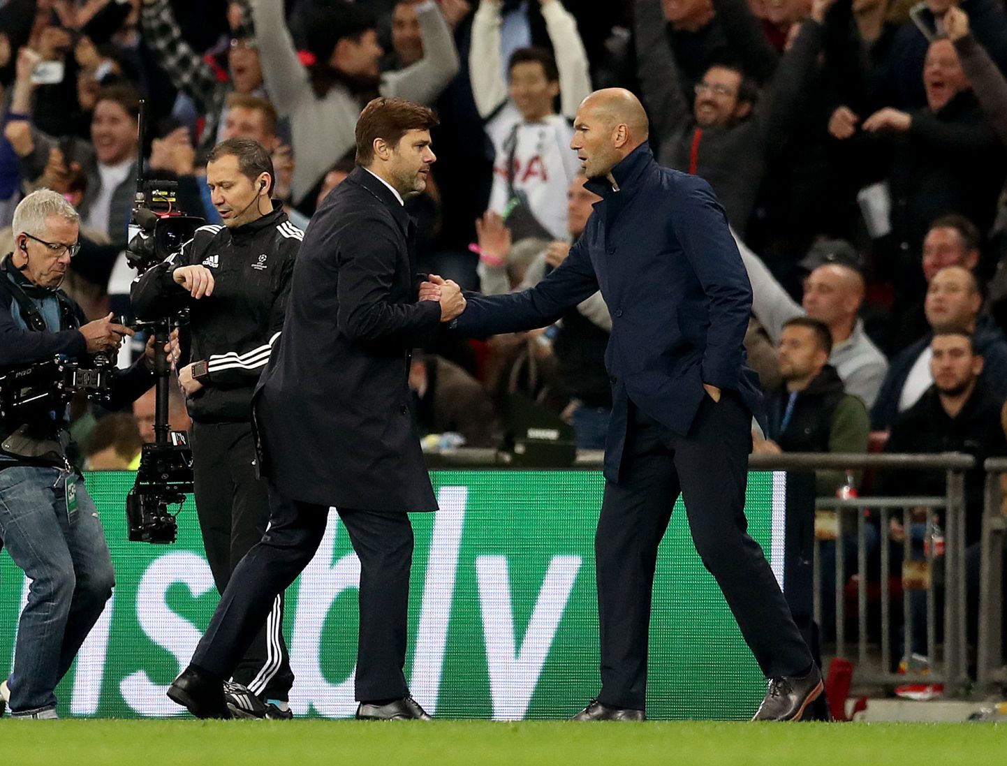 Tottenhami peatreener Mauricio Pochettino kätlemas Reali juhendaja Zinedine Zidane'iga.