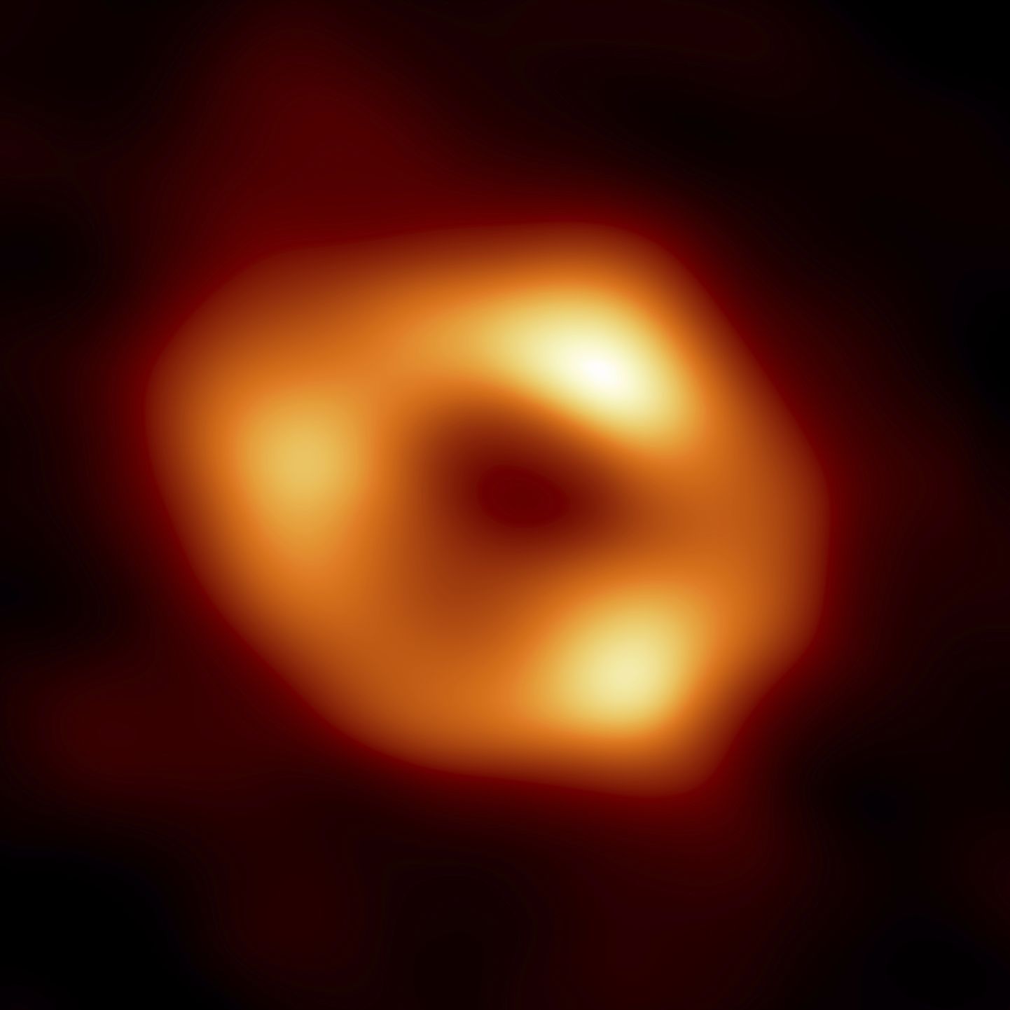 Rahvusvaheline astronoomide meeskond avaldas ajaloolise foto meie galaktika Linnutee keskel asuvast mustas august