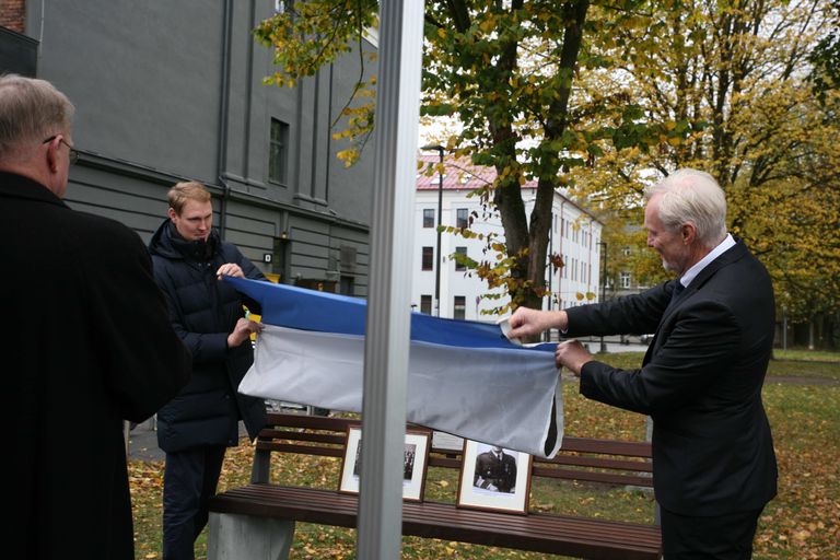 Eduard Rudolf Kimberi lapselaps Jaan Peeter Kimber näitas mälestuspingi avamisel, kuidas Eesti lippu õigesti kokku volditakse.