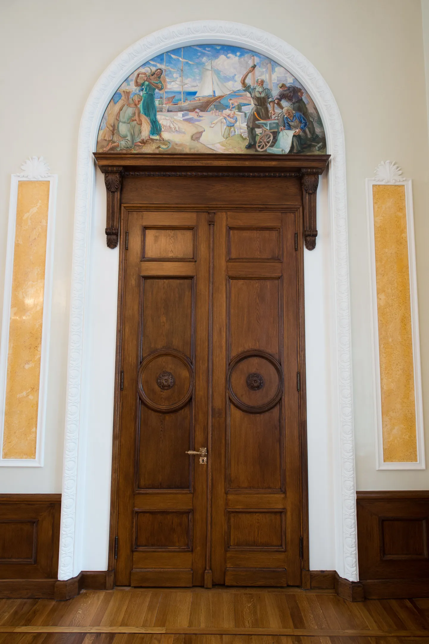 Maalid riigikogu Valge saali uste kohal
