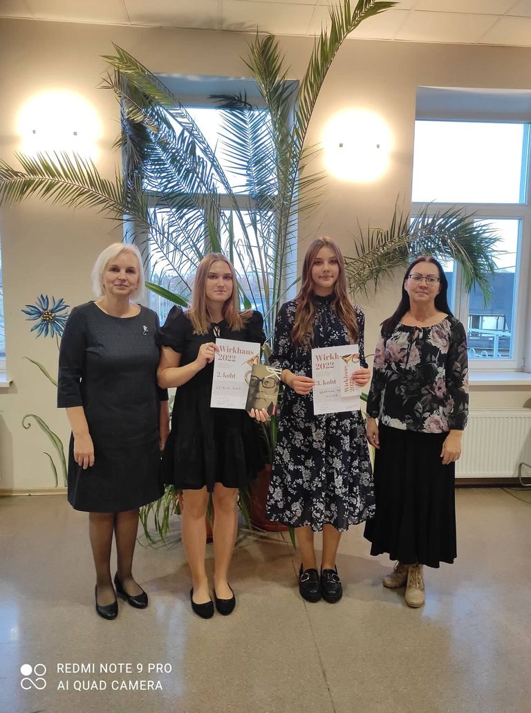 Flöödiõpetaja Viia Ivaski (vasakult) õpilased Kryslin Rass ja Kristiina Theresa Miller saavutasid auhinnalised kohad. Nende kontsertmeister on Siret Heinaste (paremal).