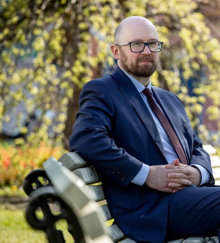 Märt Paberit sattus suvepealinna elama, kuna notar ei saa ise valida, mis piirkonnas ta töötab, aga talle meeldib siin väga.