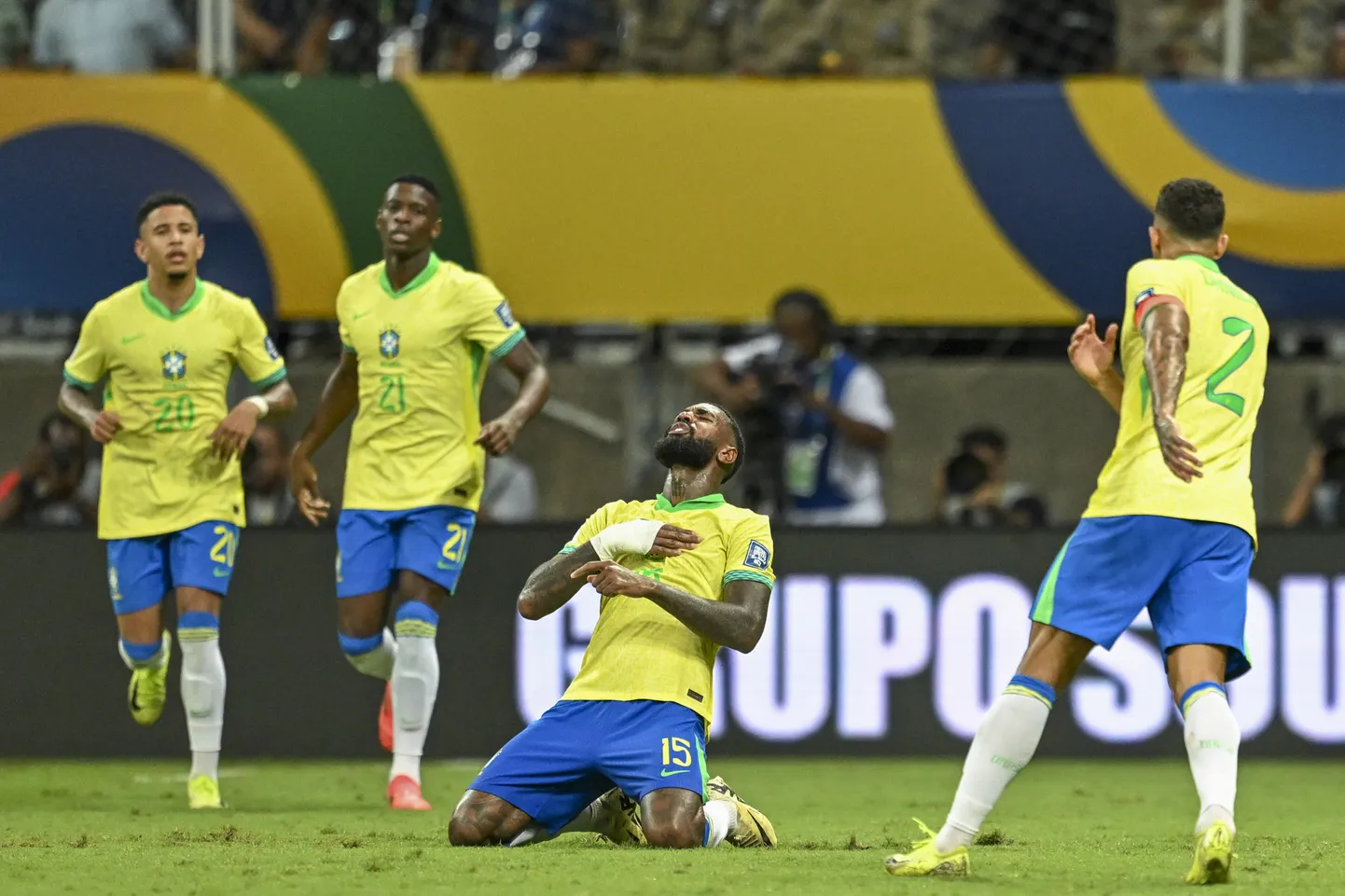 Kaotusseisu jäänud Brasiilia viigivärava lõi Uruguay vastu Gerson (keskel).