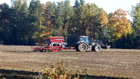 Krāpnieki uzdodas par VTUA darbiniekiem un piedāvā iegādāties traktortehnikas vadītāja apliecības