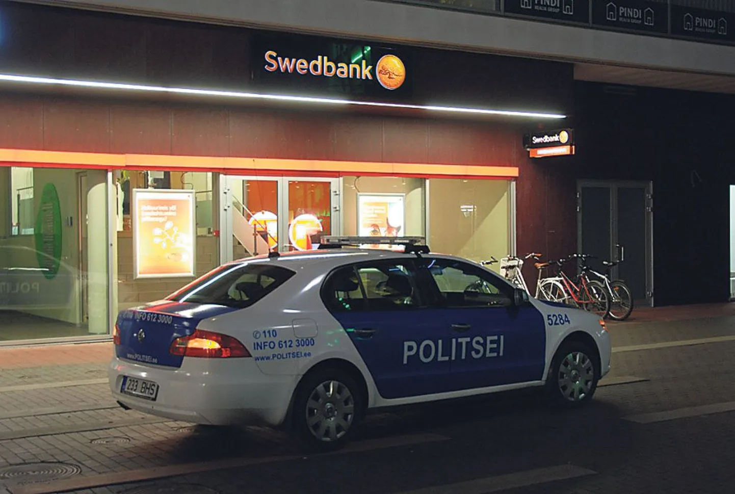 Swedbanki Pärnu kontserdimaja kontoris mängiti läbi pangarööv.