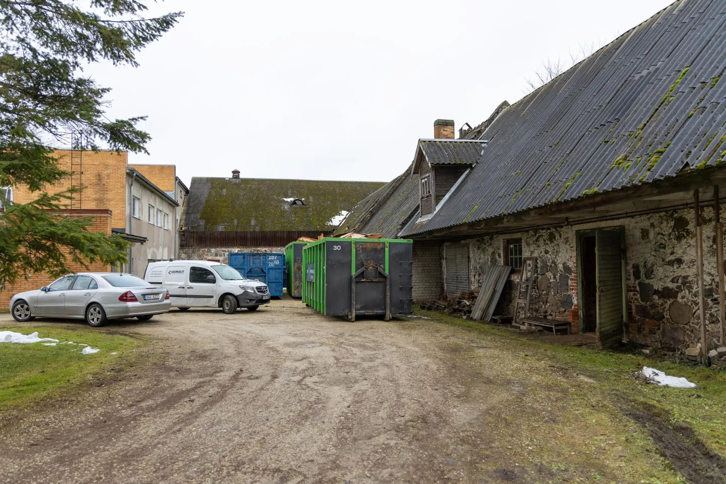 Logistikakeskuse ehitamiseks vanad hooned lammutatakse. Lammutusprahi kogumiseks on platsile toodud esimesed konteinerid.