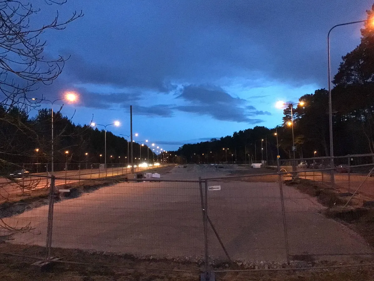 Merivälja tee 33 ehitusplats, kus ehitus on seisnud ligi aasta aega.