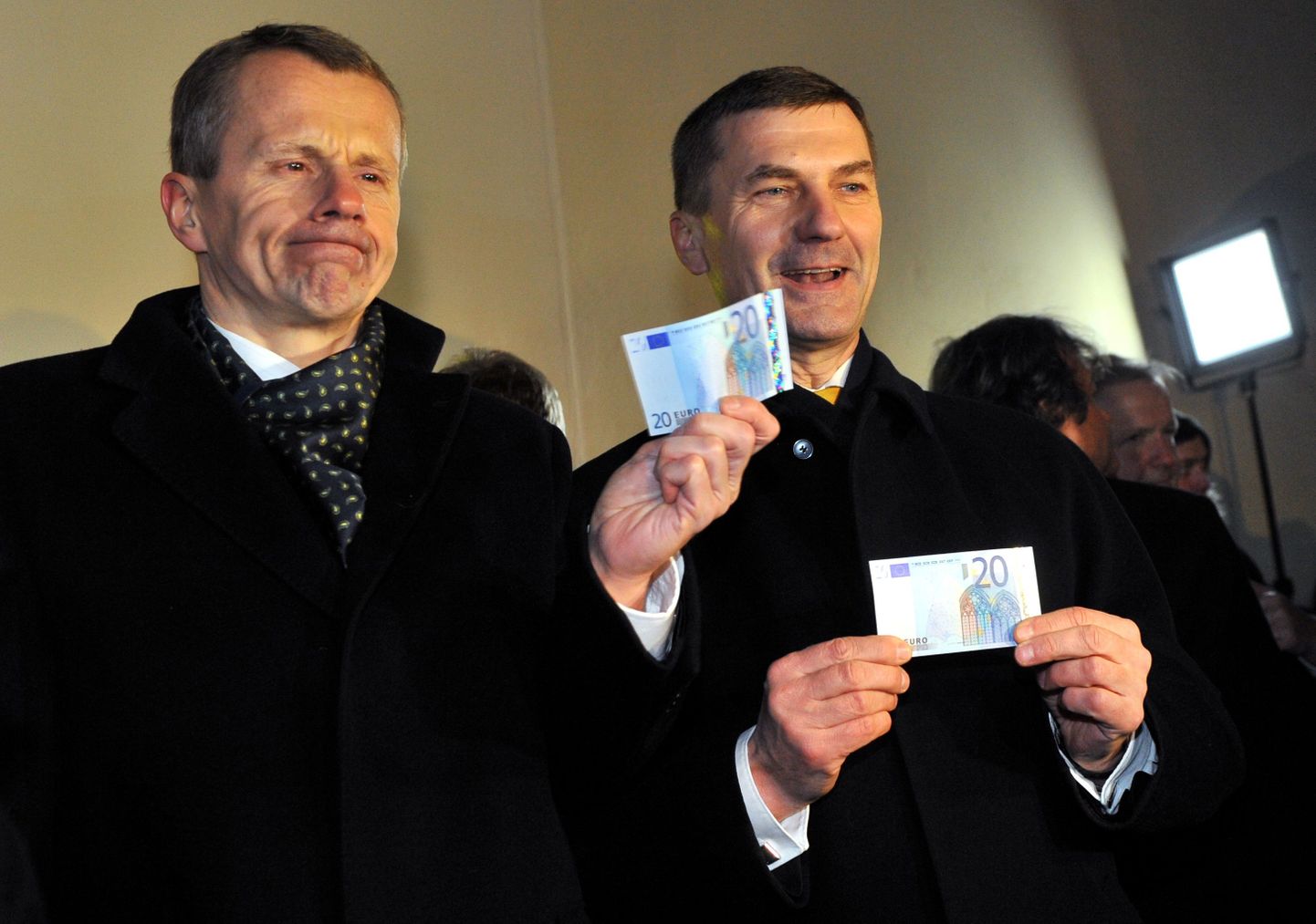 Rahandusminister Jürgen Ligi ja peaminister Andrus Ansip euro kasutuselevõtu üle rõõmustamas.