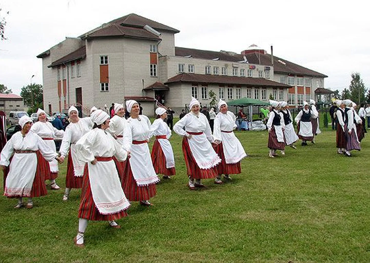 Rahvamaja õuele jagub ohtralt meelelahutust