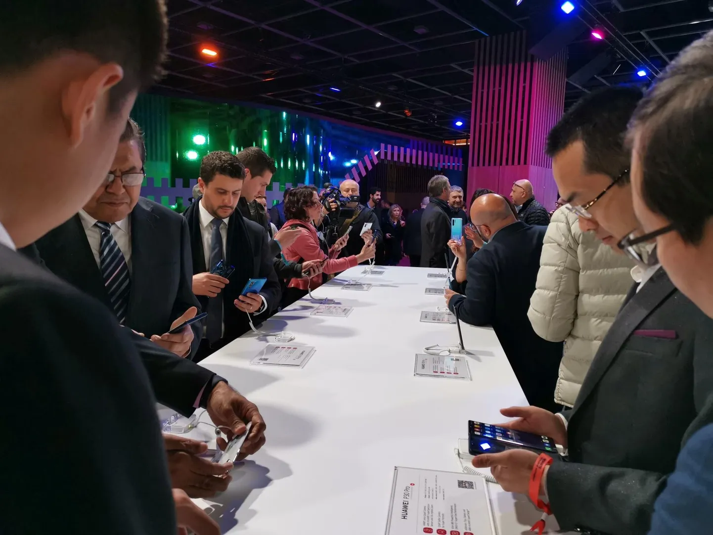 Ajakirjanikud sel kevadel Pariisis Huawei P30 ja P30 pro esitlusel uusi telefone katsumas: see oli viimane esitlus, kus kõik oli veel ilus ja Huawei tõusis just maailma tippu, olles möödumas Apple’ist ja saavutades maailma parima mobiilikaamera tootja tiitli.