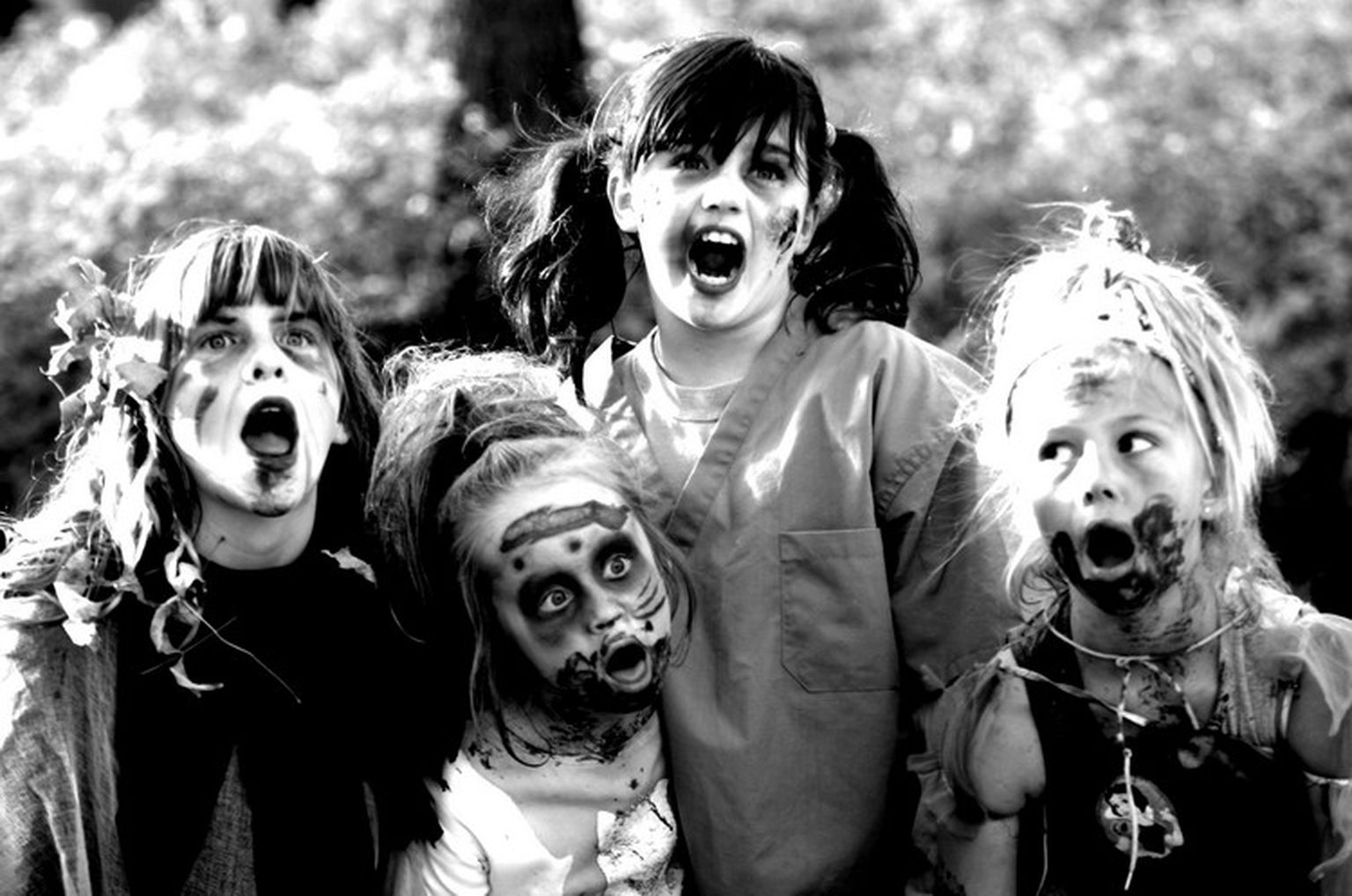 Lapsed zombidena. Foto on illustratiivne.