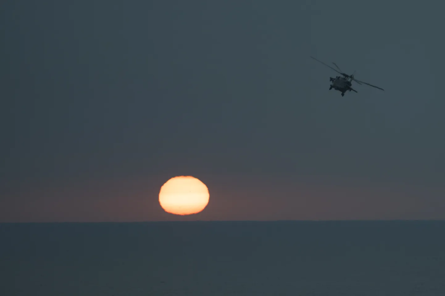 "Seahawk" helikopters virs Sarkanās jūras.