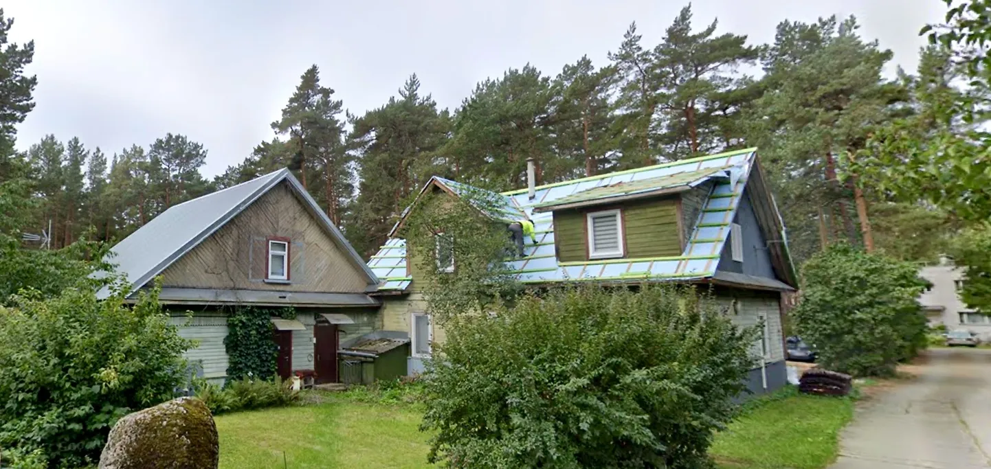 Narva-Jõesuus Linda 8a asuva kortermaja katuse remont. Foto on tehtud möödunud aasta septembris.