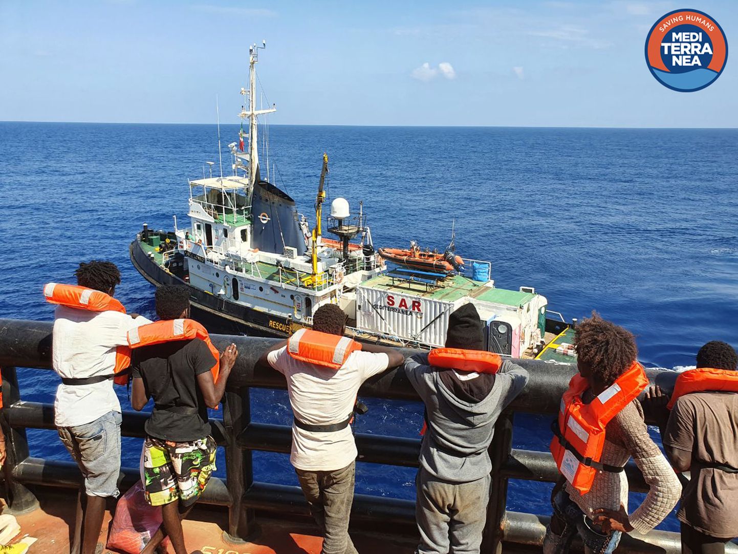Migrandid ootavad Maersk Etienne'il päästelaeva Mare Jonio pardale minekut 11. september 2020.