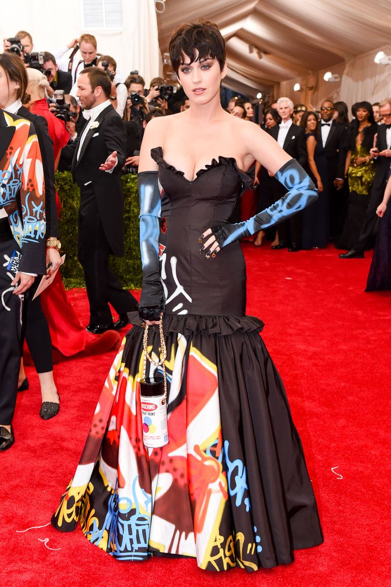 Katy Perry ei näinud Jeremy Scotti disainitud kleidis just parim välja. See kostüüm oli punase vaiba jaoks selgelt liiga ülepakutud. 