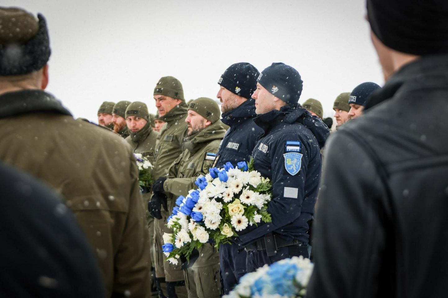 Varnja kordonis asetasid piirivalvurid eile pärjad teenistuses hukkunud kolleegide mälestusplaadi juurde.