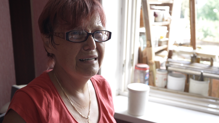Ольга, одна из жительниц пострадавшего при обстреле дома, говорит, что ее внук просыпается ночью в слезах