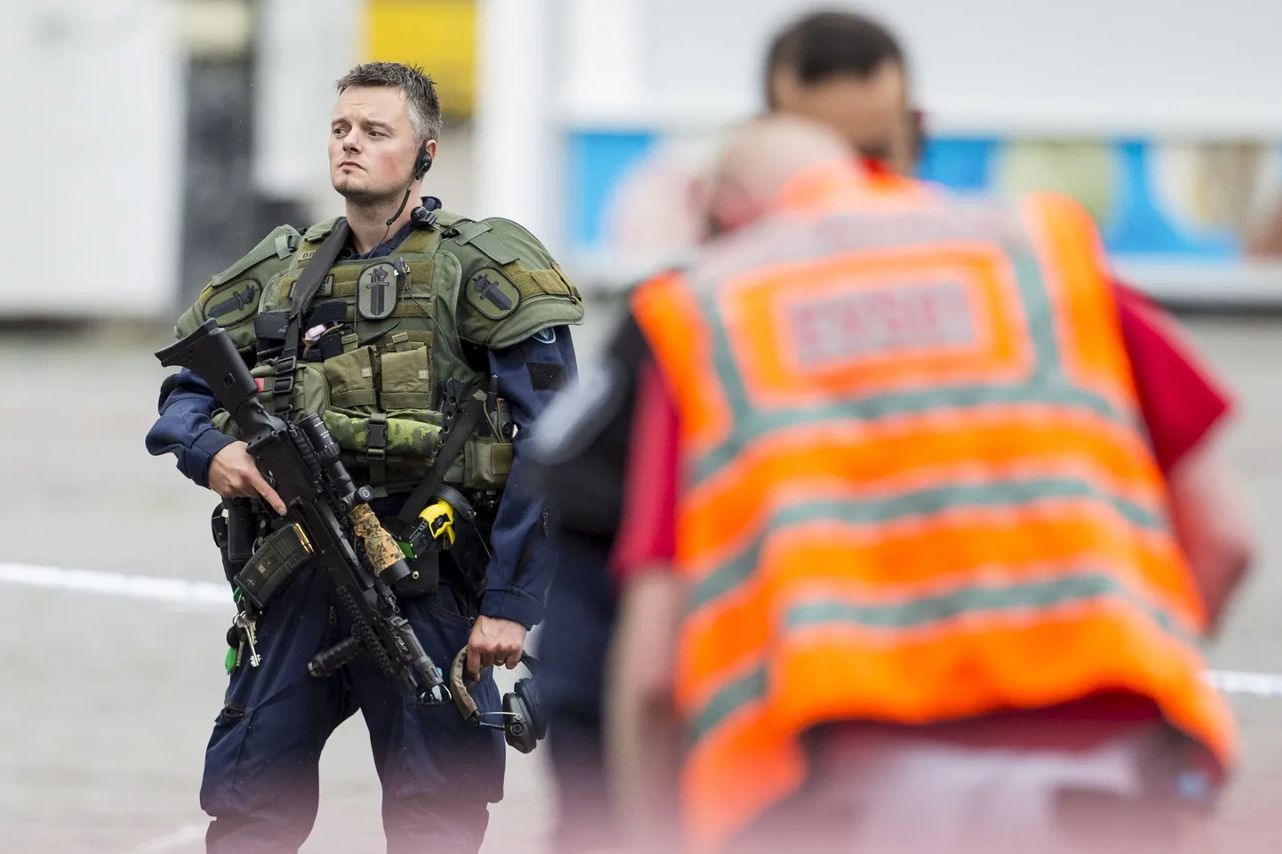 Relvastatud politseinik pärast noarünnakut Turu linnas.