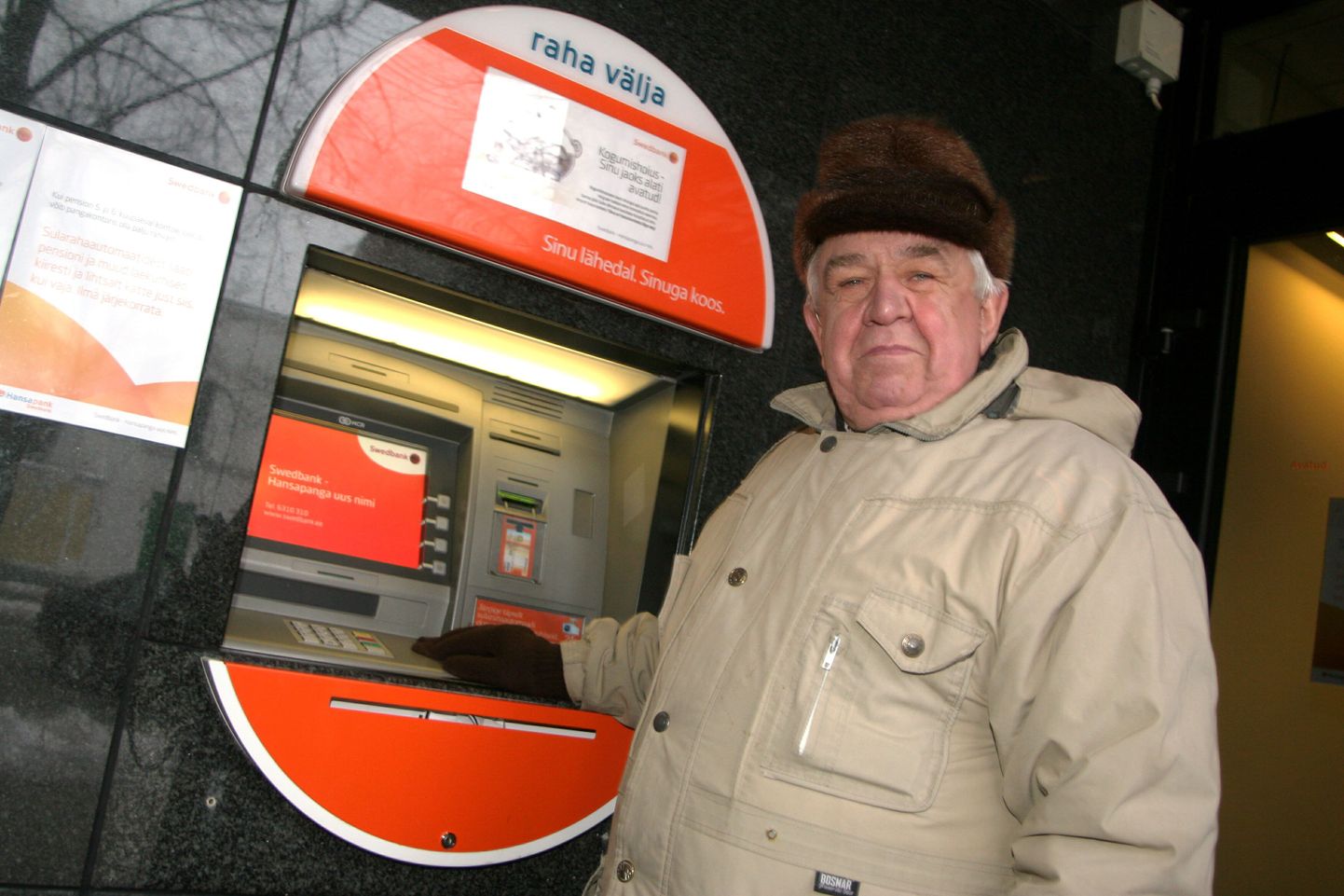 Pärnakas Jaan Kull võttis täna pensioni rahaautomaadist ja kasutas pangatöötaja abi.