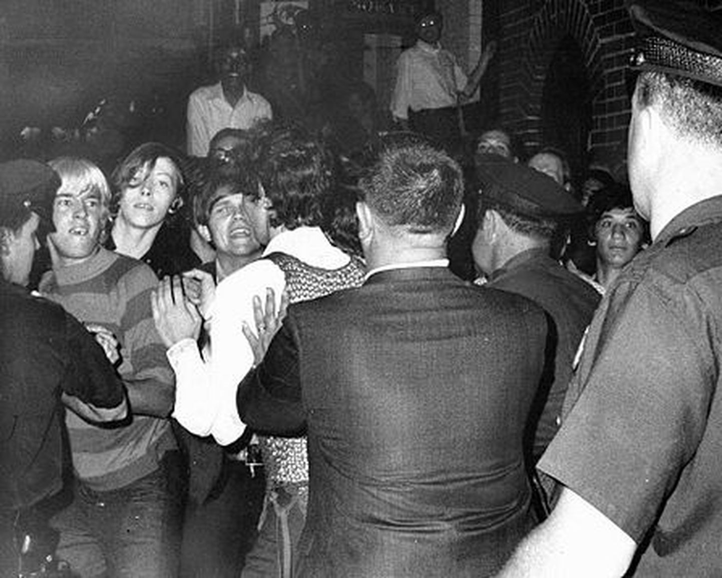The New York Daily Newsi esileht 1969. aasta 29. juunil – «tänavalapsed» osutavad politseile vastupanu.
