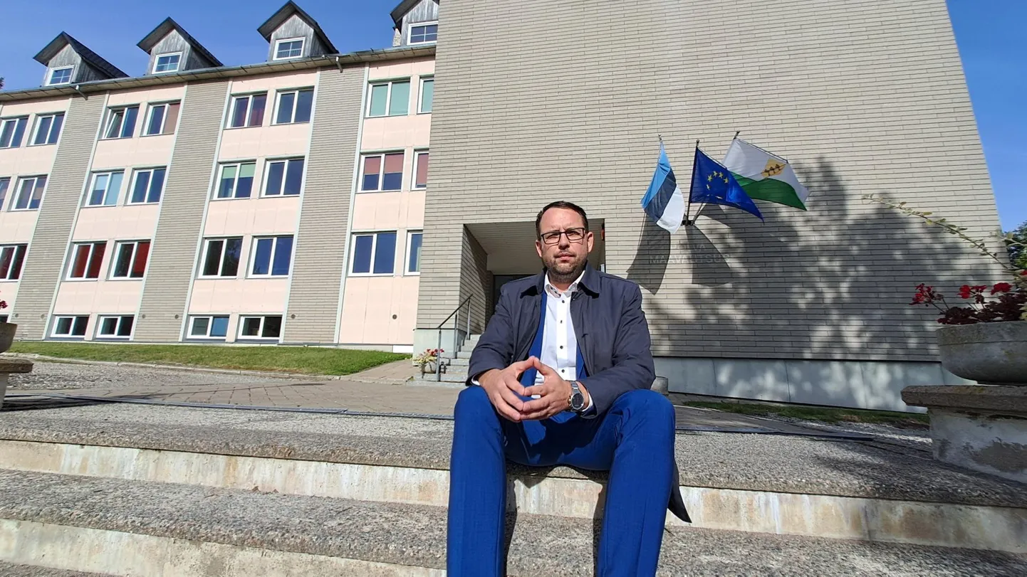 Põlva vallavanema Martti Rõigase selja taga olev endine maavalitsuse maja oli määratud lammutamisele, et rajada Põlva keskväljakule uus riigimaja. Nüüd on asjad stopile pandud.