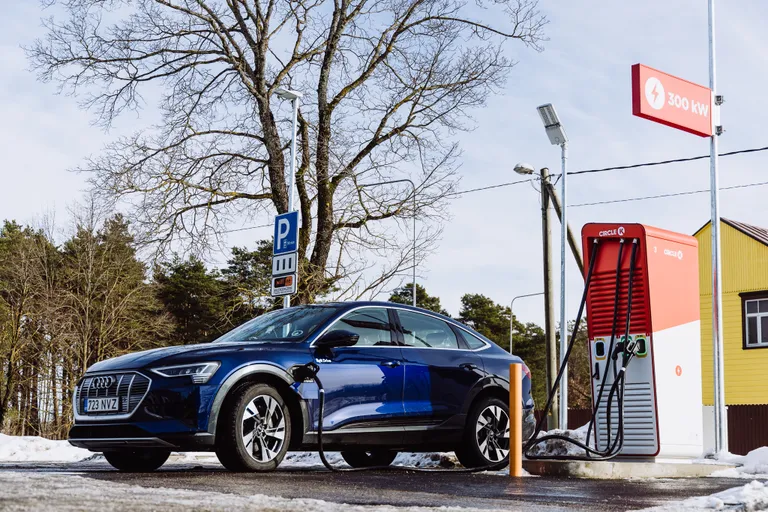 Pärnu Riia mnt Circle K teenindusjaama uus elektriautode laadija.