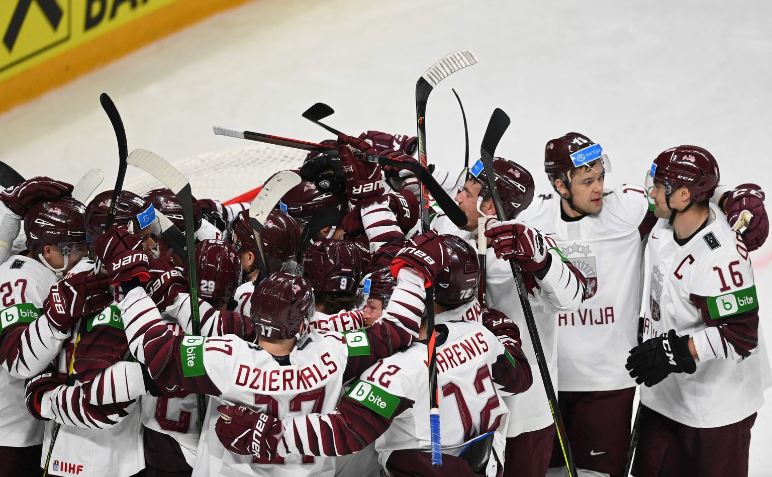 Latvijas hokeja izlase priecājas par uzvaru pār Kanādu.