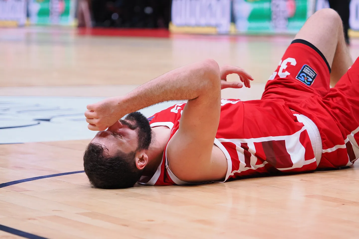 Nikola Mirotic jäi kolmandal veerandajal põrandale lamama ega suutnud mängu jätkata.