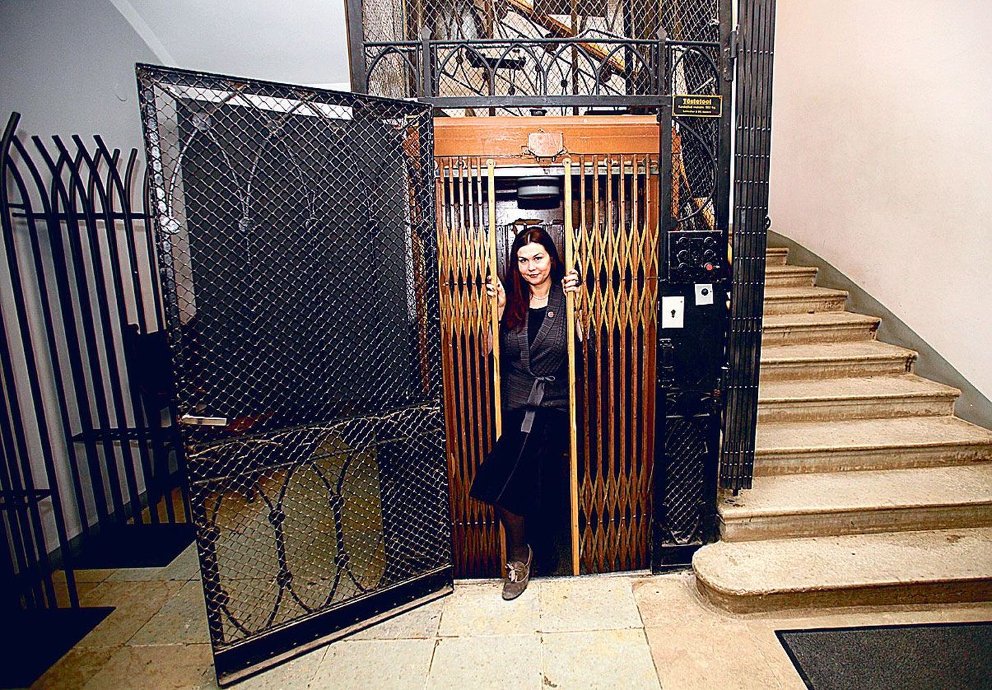 TÜ ajaloo muuseumi direktor 
Ma­­riann Raisma näitab  remondi­ootel lifti.