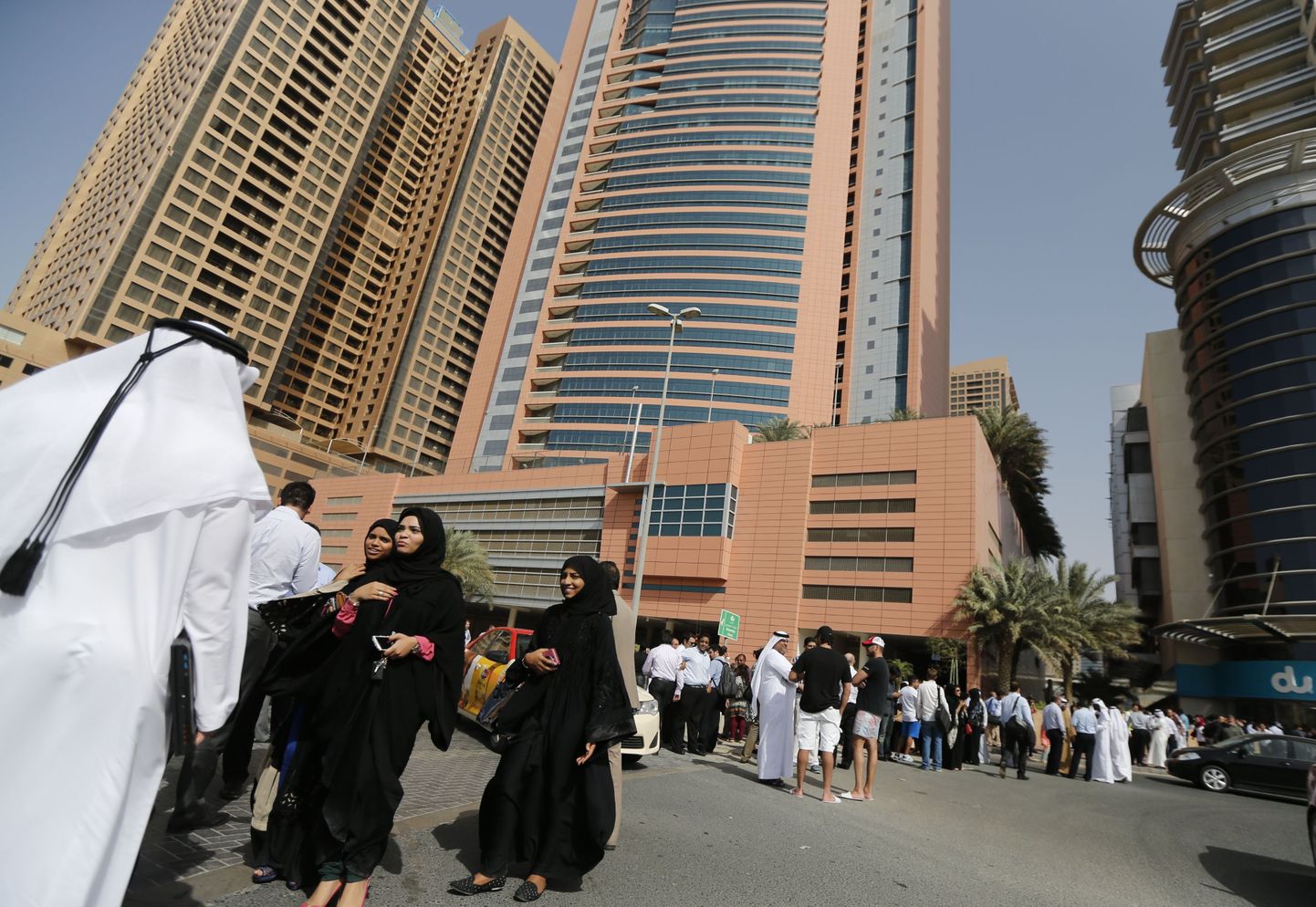 Hoonetest evakueerunud inimesed Dubais.