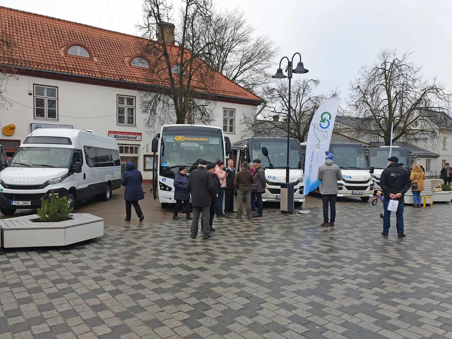 GOBUS ESITLES uusi ja uhkeid gaasibusse saarlastele 2022. aasta jaanuaris Kuressaare kesklinnas.