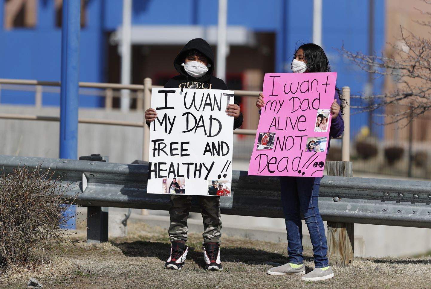 3. aprill 2020, Colorado. Ligi 30 protestijat palusid ICE immigrantide vanglaüksustes olevate asukate kohest vabastamist. Immigrantide lapsed paluvad oma vanemate elu ja tervise jaoks nende vabastamist.