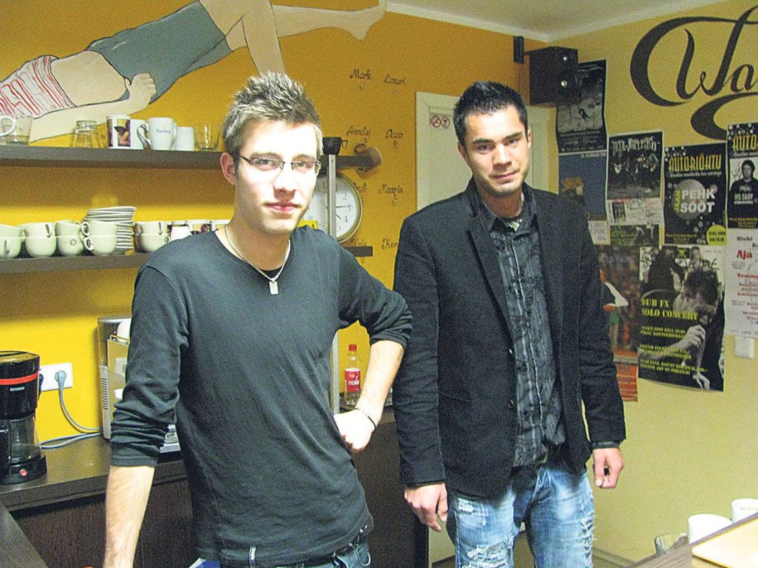 Klubis-kohvikus võtavad noori vastu Dago Siim (vasakul) ja vabatahtlik Mark Kostrov.