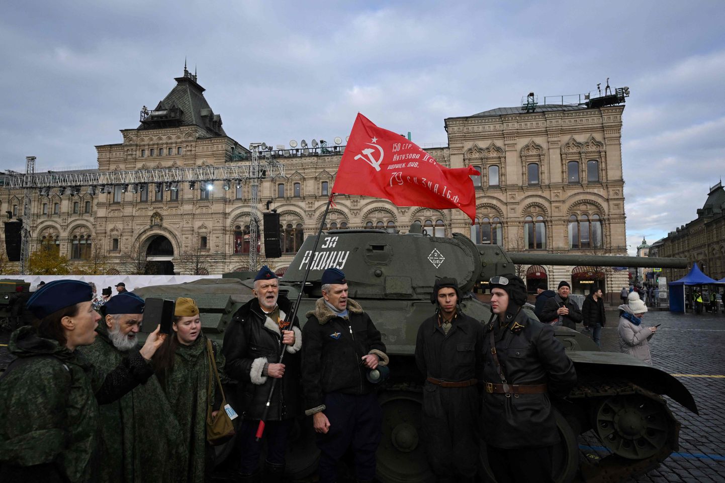 Teisipäeval Moskva Punasel väljakul peetud mälestusüritus rindele suunduvast Punaarmee paraadist 1941. aastal.