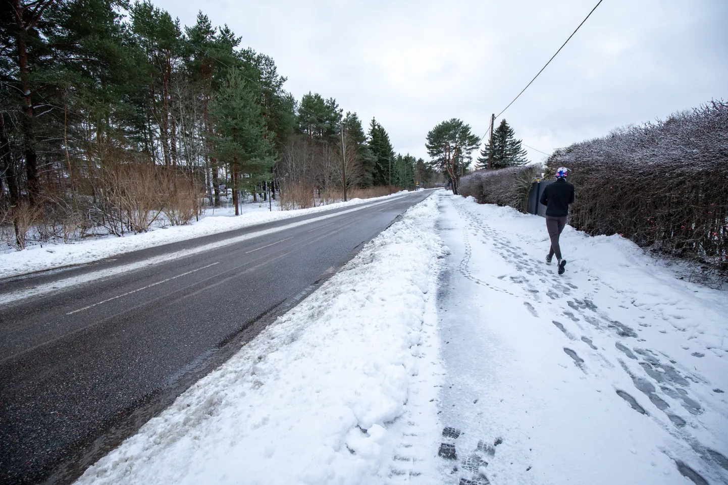 Madis Mihkelsile sõitis auto otsa 2. jaanuari pärastlõunal Kasesalu tänaval sirgel teelõigul, kus toona ei olnud ka lund. Pilt on jäädvustatud päev hiljem ehk 3. jaanuaril. Pildil olev mees ei ole sündmusega seotud.