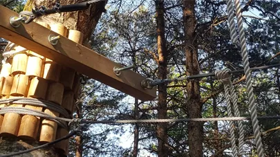 Näiteid ohtlikest kohtadest seiklusrajal - pikad ja katmata trossiklambrid liikukumis teel on potensiaalne vigastusoht.
