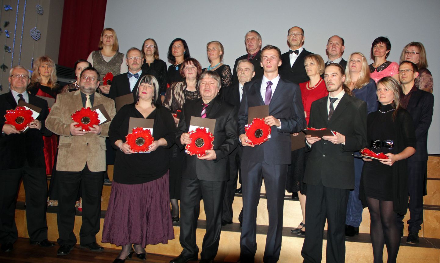 Jõgevamaa kultuuripärl Rutt Rimmel (helepunases kleidis) ühispildil Jõgevamaa aastapreemiate ja elutööpreemate laureaatidega.